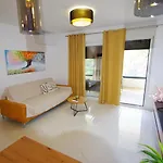 Modern 2-bedroom Near The Apartman *