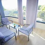 Apartman Modern 2-bedroom Near The Póla