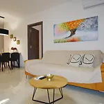 Modern 2-bedroom Near The