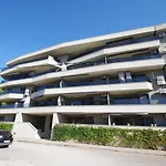 Modern 2-bedroom Near The Apartman Póla