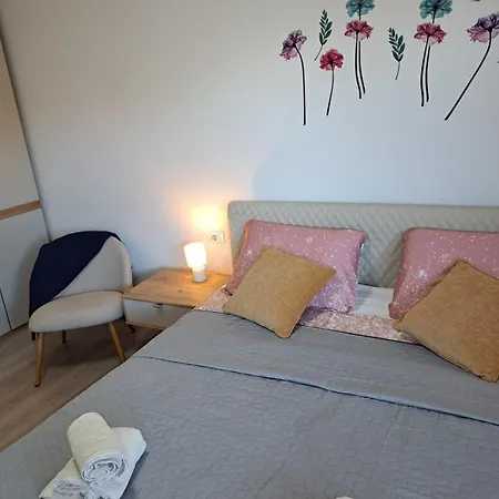 Modern 2-bedroom Near The Apartament *