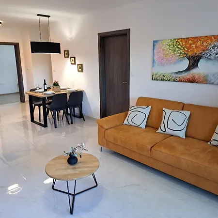 Modern 2-bedroom Near The Apartament Pula