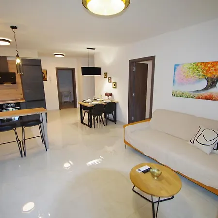 Apartmán Modern 2-bedroom Near The