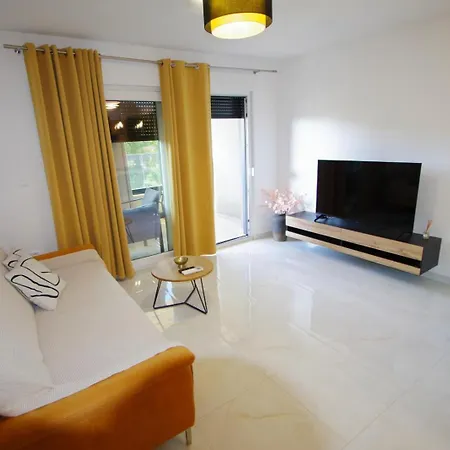 Modern 2-bedroom Near The Apartmán *