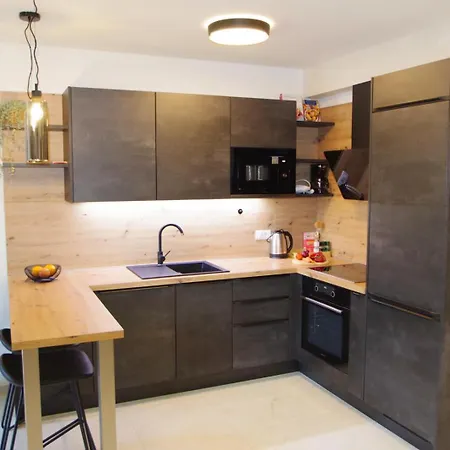 Apartmán Modern 2-bedroom Near The