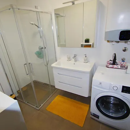 Modern 2-bedroom Near The Pula