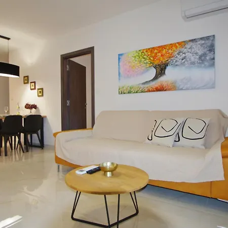 Modern 2-bedroom Near The