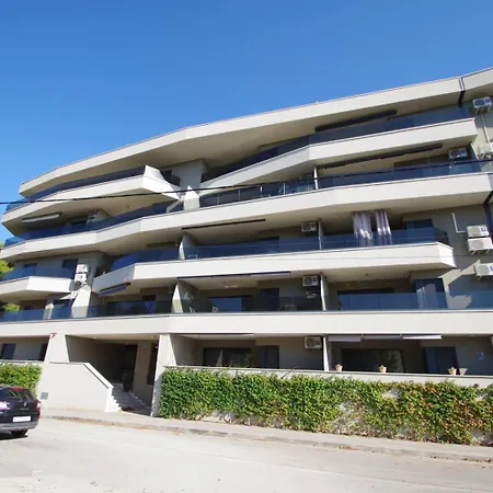 Modern 2-bedroom Near The Apartamento Pula