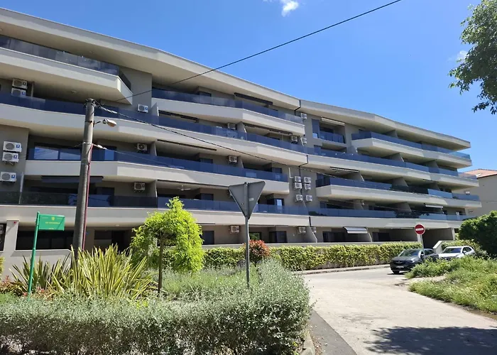 Apartmán Modern 2-bedroom Near The Pula