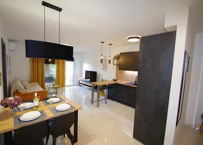 Modern 2-bedroom Near The Apartmán Pula