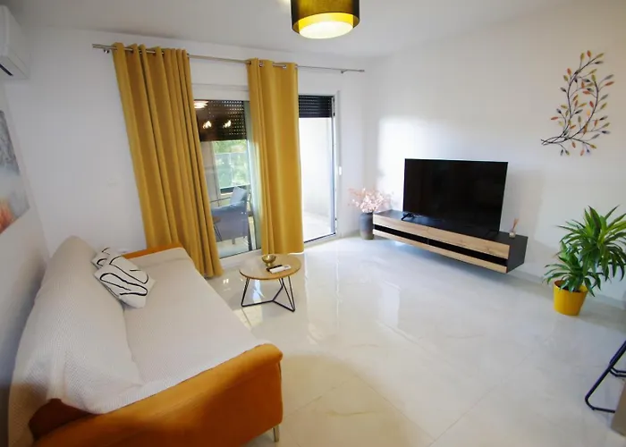 Modern 2-bedroom Near The 아파트 *
