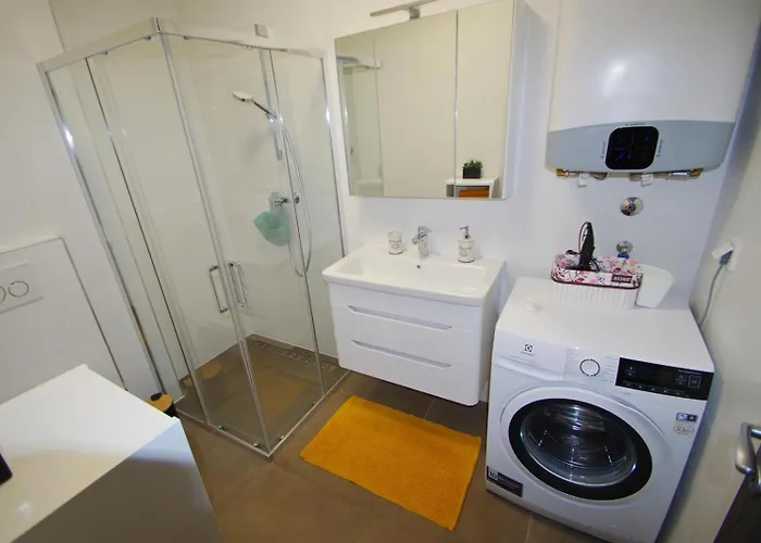 Modern 2-bedroom Near The 풀라