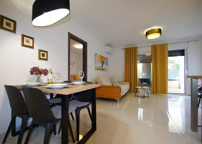 Modern 2-bedroom Near The 아파트